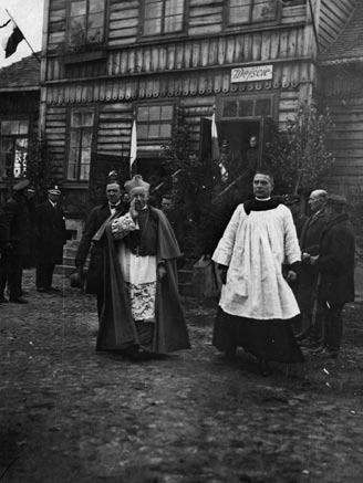 Bp Adolf Piotr Szelążek wychodzi z