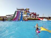 23 km Atuty: - Aquapark z 14 zjeżdżalniami - idealny dla rodzin z dziećmi - zadbany ogród i piękne widoki - bezpośrednio przy szerokiej, piaszczystej plaży bezpłatne leżaki i parasole na plaży -