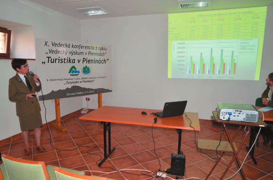 270 Pieniny Przyroda i Człowiek 14, 2016 Fot. 4. Mgr Teresa Ciesielka podczas prelekcji o turystyce w Pienińskim Parku Narodowym, fot. M. Szajowski Phot. 4. Mgr Teresa Ciesielka speaking about tourism in Pieniny National Park (PPN), fot.