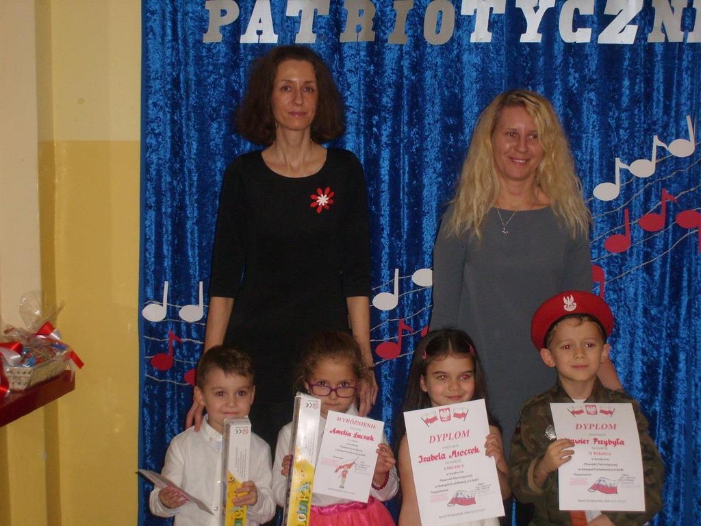 NASZE LISTOPADOWE PRZEDSIĘWZIĘCIA: PUCHATKI NA ZADUSZKOWYM SPACERZE W środę, 4 listopada, dzieci z grupy Puchatków udały się na spacer w okolice Rynku.