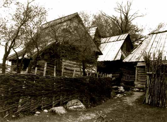 30 Drevená architektúra podhalianskej oblasti. Suchá Hora. 1. polovica 20. storočia. 31 Dediny v povodí Polhoranky zaznamenali v minulosti značný prílev utečencov zo susedných poľských dedín.