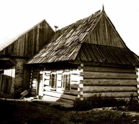 32 Dom šoltýsa s podkrovnými komorami. Rabčice. 1. polovica 20. storočia. Tradičná ľudová architektúra goralskej oblasti 33 v roku 1550 aj pre významnú ťažbu soli.