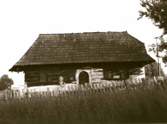 34 Pôvodná ľudová architektúra odrážala spôsob života našich predkov a ich životné podmienky, ktorým sa, okrem iných zložiek kultúry, prispôsobovala i stavba obydlia.
