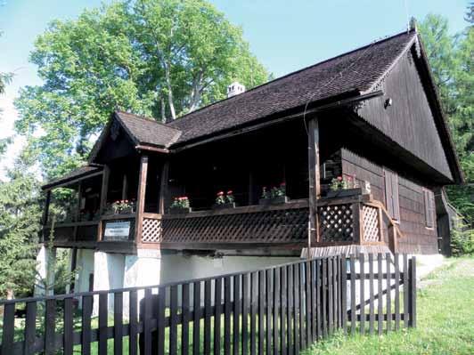 Podľa staršieho vzoru však ostávalo ich napojenie na hospodársku časť v jednej línii za sebou, aby neporušili tradične zaužívaný typ úzkeho podlhovastého dvora.