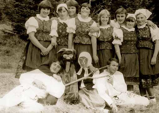 82 Výročné zvyky a obrady Fašiangový sprievod, FS Mutňanka, Mútne, 2013. 83 Hlavným zdrojom obživy obyvateľov v uvádzanej časti Oravy bolo poľnohospodárstvo, spojené s chovom dobytka a oviec.