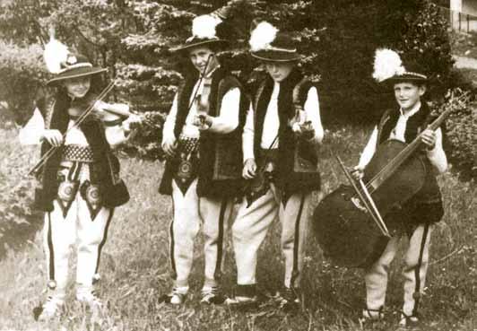 8 Detská goralská muzika, Suchá Hora, 2. polovica 20. storočia. 9 i väzba na okolitú prírodu, ktorá zasa determinovala vznik typických doplnkových zamestnaní.