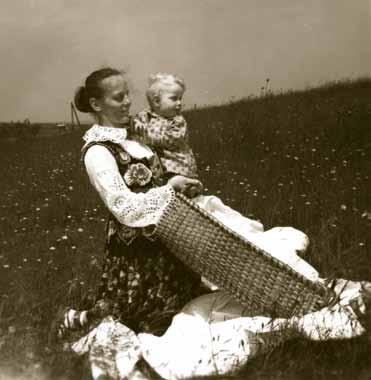 106 to pre dieťa nešťastie. Odmenou im boli naturálie a peniaze z prvého kúpeľa. Zvyčajne k rodičke už viac nechodili, iba v prípade, ak bola veľmi slabá a nemal jej kto pomôcť.