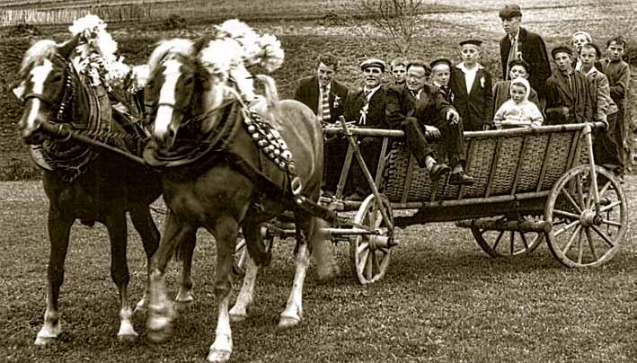 114 Svadobčania, Oravská Polhora, 1988. 115 horou a Pilskom na znak daného slova poslala smatke šatku dievka mládencovi, bohatá aj s dukátom, peniazmi ako preddavkom - zádavkom.