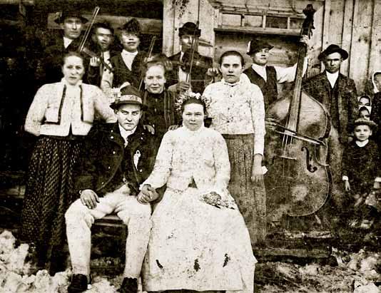 Ak slovo porušila dievka, šatka ostávala mládencovi, ak si to rozmyslel mládenec, musel šatku vrátiť aj s vloženou sumou.