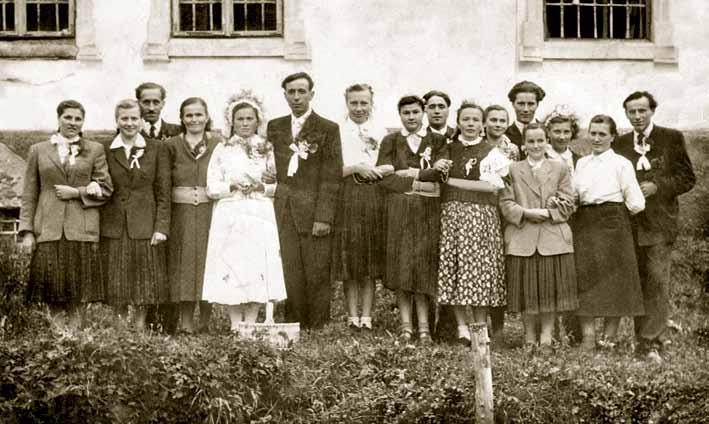 118 Ženích s nevestou, Zákamenné, 20. Storočie. 119 Ak chcela mať v manželstve rozhodujúce slovo, podľa starých zaužívaných predstáv, nesmela vyjsť spod strechy domu v ústrety ženíchovi.