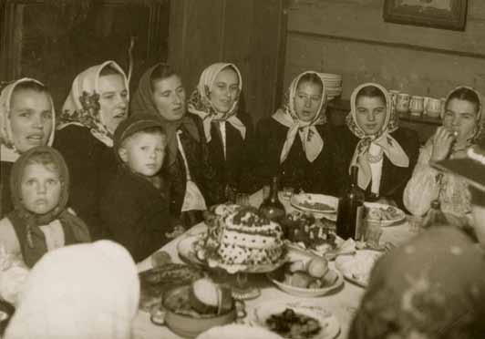 120 Svadobná hostina, Suchá Hora, 50-te roky 20. storočia. 121 Svadobčania na vozoch, Zákamenné, 2. polovica 20. storočia. nevesty do stavu manželského, medzi vydaté ženy.