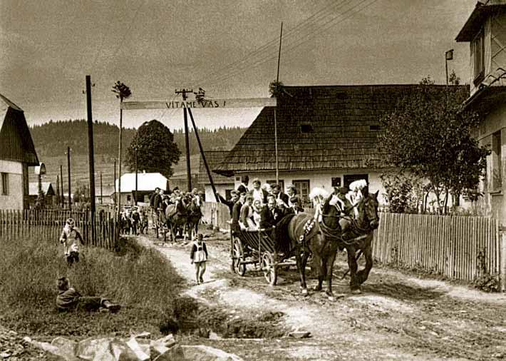 V oblasti Pilska ešte koncom 19. storočia išli svadobčania po sobáši rovno z kostola do rodičovského domu ženícha. Ženíchovi rodičia privítali nevestu bozkom a prichádzajúcich ponúkli obedom.