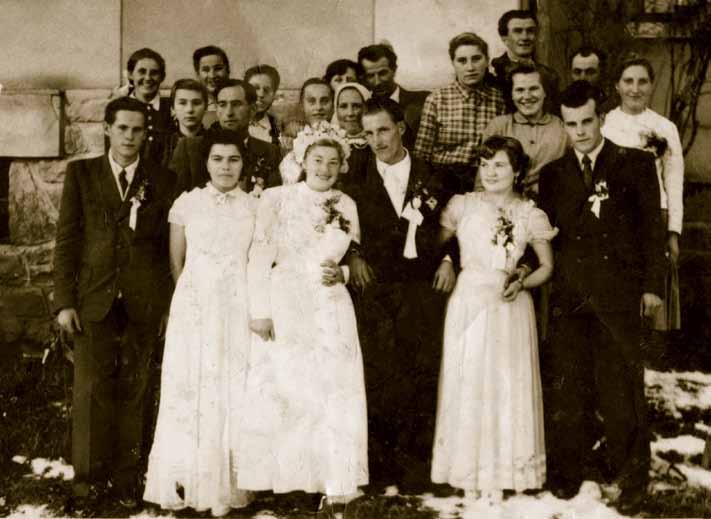 122 Svadobčania pred kostolom s kňazom, Zákamenné, 20. storočie.