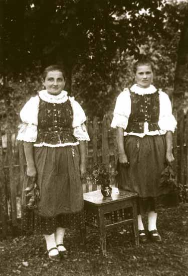 storočí bol odev vo všetkých goralských lokalitách prispôsobený celej severnej oblasti bývalého námestovského okresu a mal len jednoduchú výzdobu.