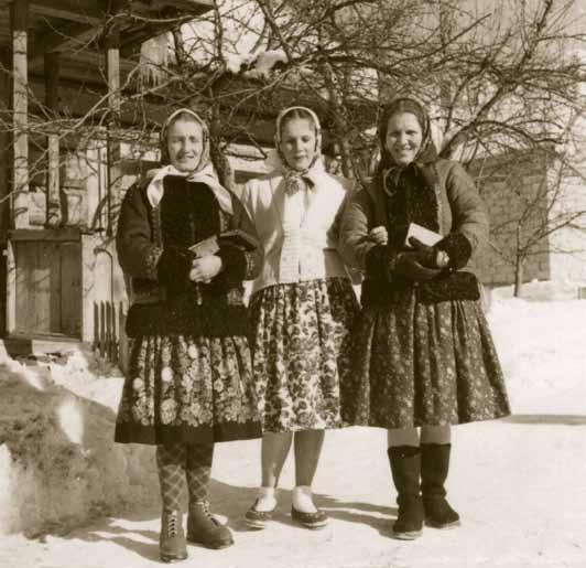 138 Mladé ženy, Suchá Hora, 20. storočie. Živôtik goralský vyšívaný, zbierkový fond OM, Suchá Hora.