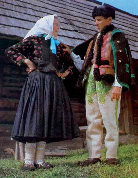 142 Goralský odev, Suchá Hora, 20. storočie. Ženský a mužský ľudový odev, Zákamenné, 20. storočie. 143 Typické goralské valašky, ktoré muži používali v uvádzanej oblasti, mali drevené rúčky sekeriek zdobené vypaľovaním a kovovými ozdobami.