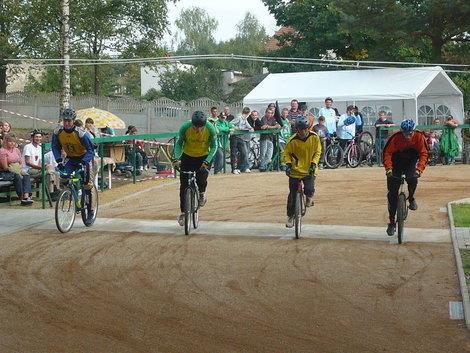 Przedstawia rywalizacje w biegu speedrowerowym: (źródło: archiwum własne) Celem badań była: analiza porównawcza tempa wzrostu wskaźników motorycznych zawodników Toruńskiego Stowarzyszenia Żużlowego