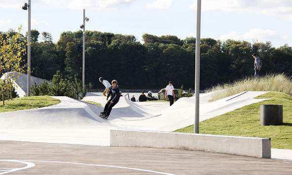 Powierzchnia skateparku wynosi 7000 m2 i zostanie ona starannie zaprojektowana w taki sposób, aby zróżnicowane ukształtowanie terenu stanowiło jedność i umożliwiało