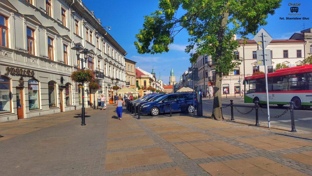 Idąc deptakiem od Bramy Krakowskiej