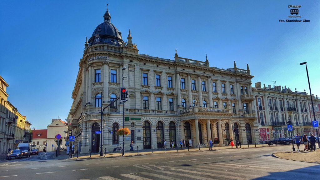 Przechodzimy na drugą stronę widząc w oddali budynek Centrum Kultury w