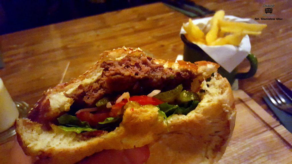Zacznijmy od jedzenia. Dawno nie jadłem tak skomponowanego burgera. Mięso było soczyste i wypieczone, według zamówienia.