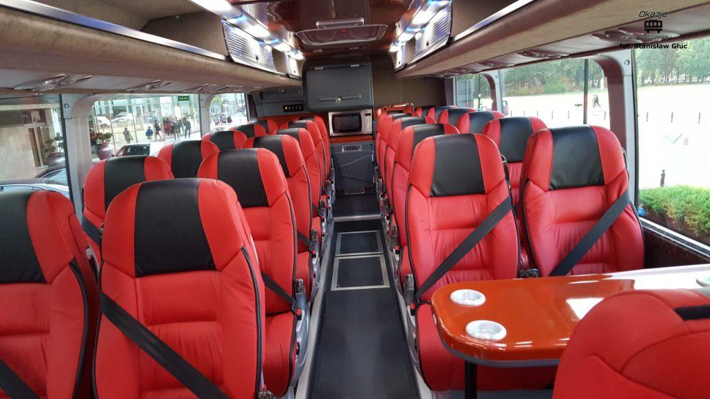 Fotele znacząco różnią się od tych zastosowanych w Plaxtonach klasycznego Polskiego Busa. Tutaj bardzo mocny nacisk był kładziony na zwiększenie komfortu, co naprawdę się udało.