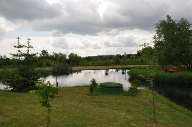 Gromadzona w stawach woda może być również wykorzystywana do nawodnień parków i ogrodów miejskich.