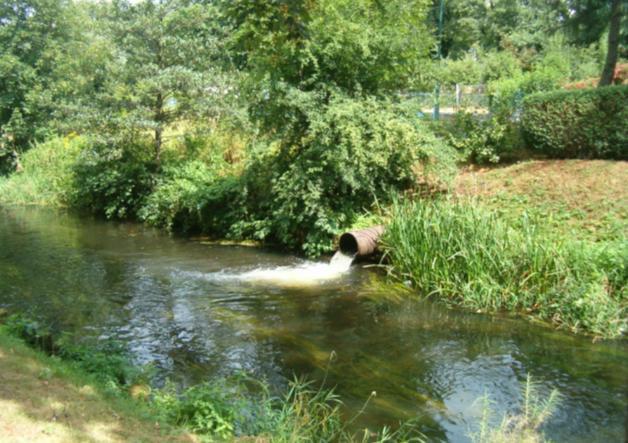 degradację cieków wodnych na skutek braku zasilania gruntowego, lub też poprzez ich kanalizowanie na potrzeby odprowadzenia wód opadowych, nasilanie się zjawisk powodziowych oraz okresowy wzrost