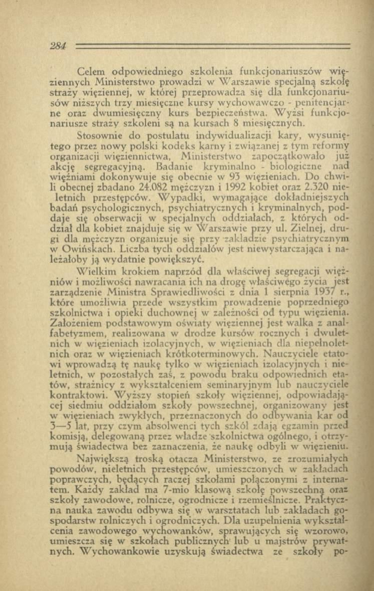 Celem odpow iedniego szkolenia funkcjonariuszów w ięziennych M inisterstw o prow adzi w W arszaw ie specjalną szkołę straży więziennej, w której przeprow adza się dla funkcjonariusó w niższych trzy