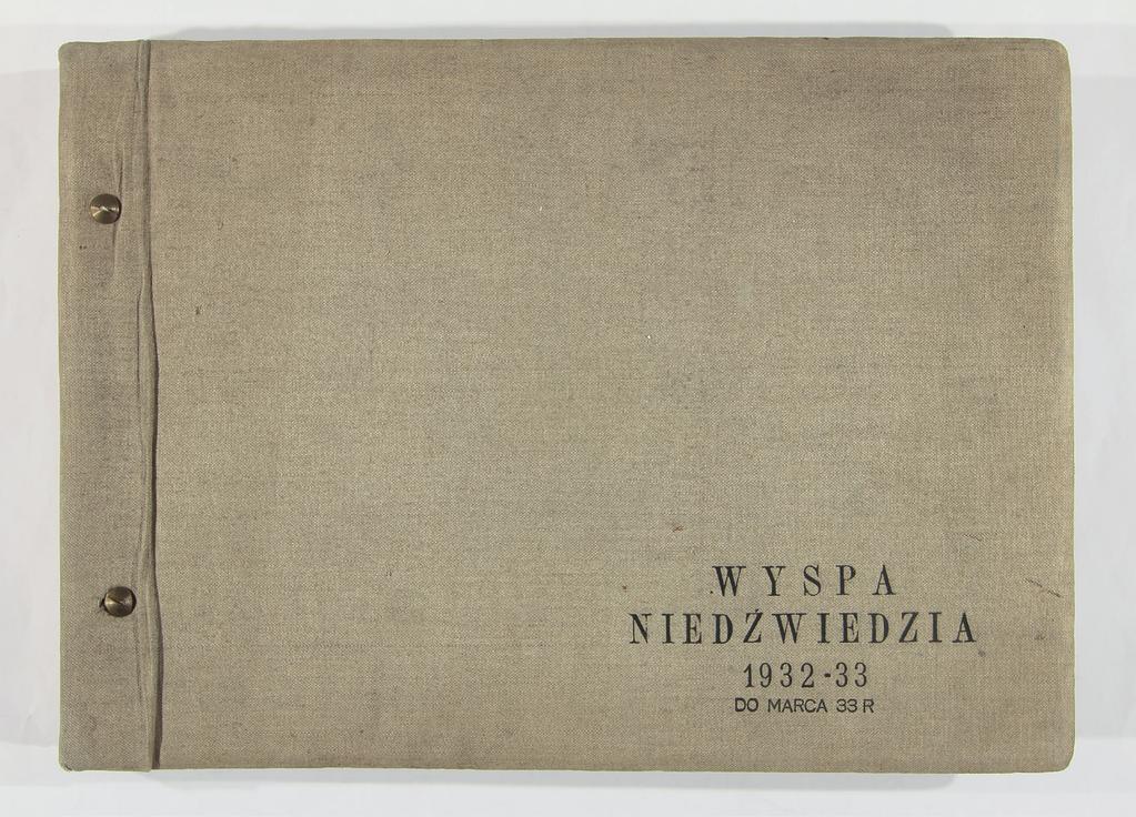 11. Pierwszy tom albumu fotograficznego Wyspa Niedźwiedzia 1932 33 do marca 33 r., tom drugi Wyspa Niedźwiedzia 1932 33 wiosna i lato 33 r.