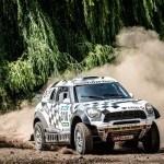 W klasyfikacji generalnej rajdu nieprzerwanie od pierwszego etapu prowadzi Sebastian Loeb.