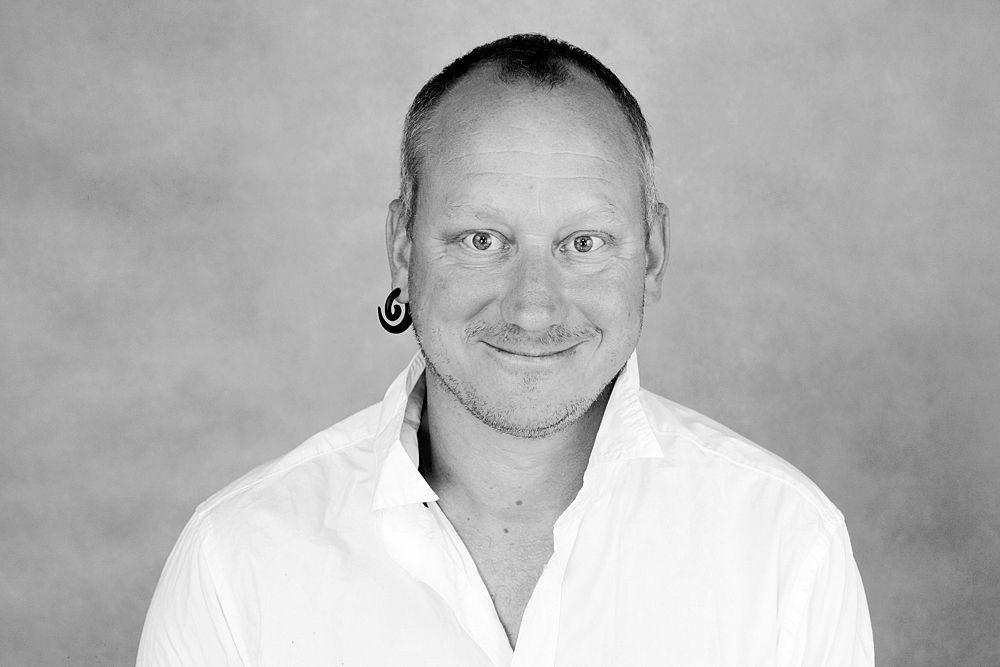 Przemysław Raj (Farma Stoczki/OSBN) Przemek Raj z zamiłowania buduje domki/domy słomiane, eksperymentuję z zielonymi dachami i propaguję wykorzystanie zdrowego rozsądku i