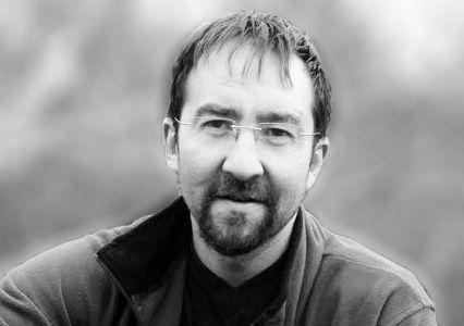Tomasz Bernard (Lehmbau Bernard) Od wielu lat zgłębiam wiedzę na temat materiałów pochodzenia naturalnego a w szczególności gliny, słomy, konopi, lnu etc.