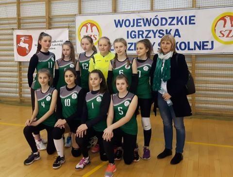 BEŃKO V MIEJSCE DZIEWCZĄT KLAS 6 W WOJEWÓDZKICH IGRZYSKACH MŁODZIEŻY SZKOLNEJ W MINI SIATKÓWCE - ROCZNIK 2004 CZWÓRKI SIATKARSKIE ŚWIDNIK - 23 MARCA 2017 V MIEJSCE W SKŁADZIE -