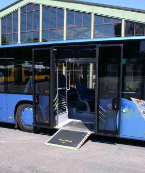 Fot. 6. Wjazd wózka inwalidzkiego do autobusu umożliwia ręcznie rozkładana rampa Fot. 9.