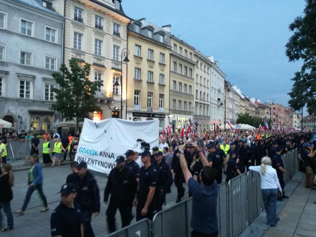 Transparent na czele zebrania cyklicznego z napisem Gdańsk Anna Walentynowicz Pod hotelem Bristol, duży transparent z napisem Kłamca