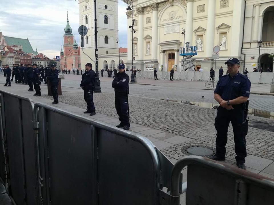 - wzdłuż ustawionych barierek - nie było możliwe na obszarze od ul.