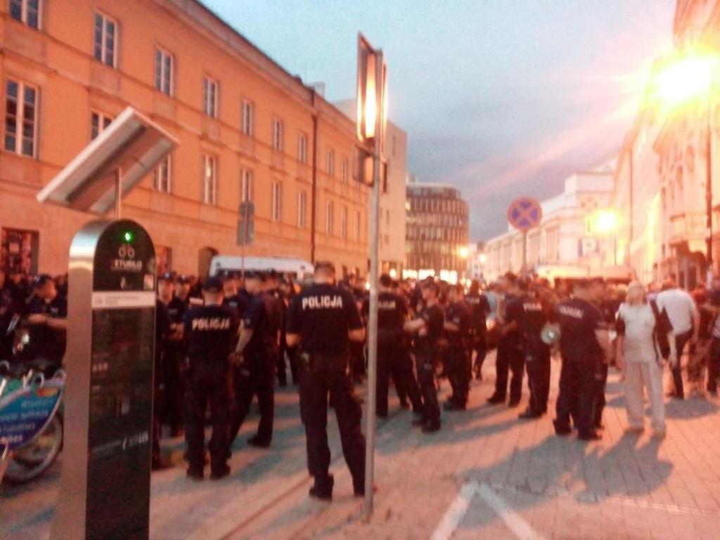 Odziały Policji na ul. Trębackiej, zdjęcie z godziny 21:40 Funkcjonariusze Policji nosili typowe, letnie umundurowanie i standardowe wyposażenie. Nie nosili znaków identyfikacji indywidualnej.