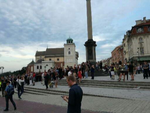 Teren zgromadzenia opuszczony przez uczestników, zdjęcie z godziny 19:50 Około godz.