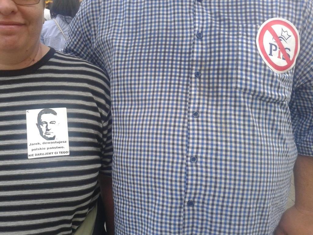 transparenty z wizerunkiem Lecha Wałęsy i napisami: Solidarni z Lechem. Wolność zgromadzeń dla obywateli a nie dla władzy.