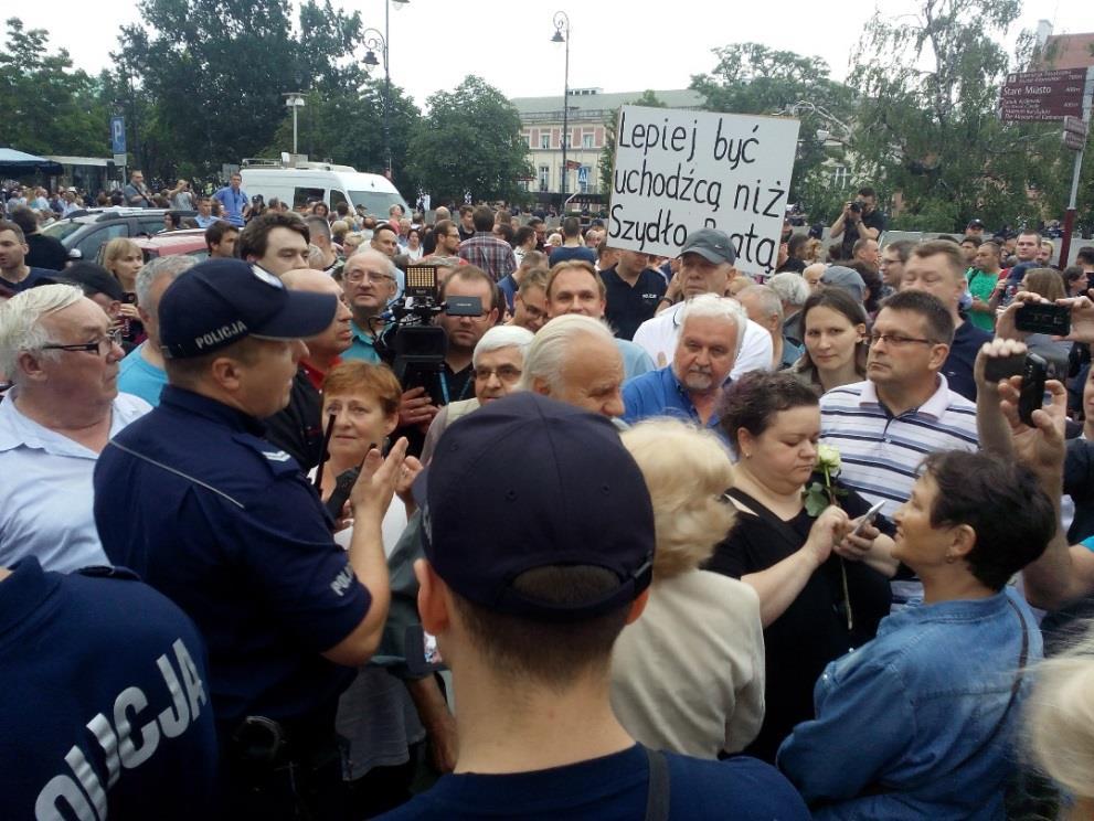 Transparent z napisem Lepiej być uchodźcą niż Szydło Beatą, zdjęcie