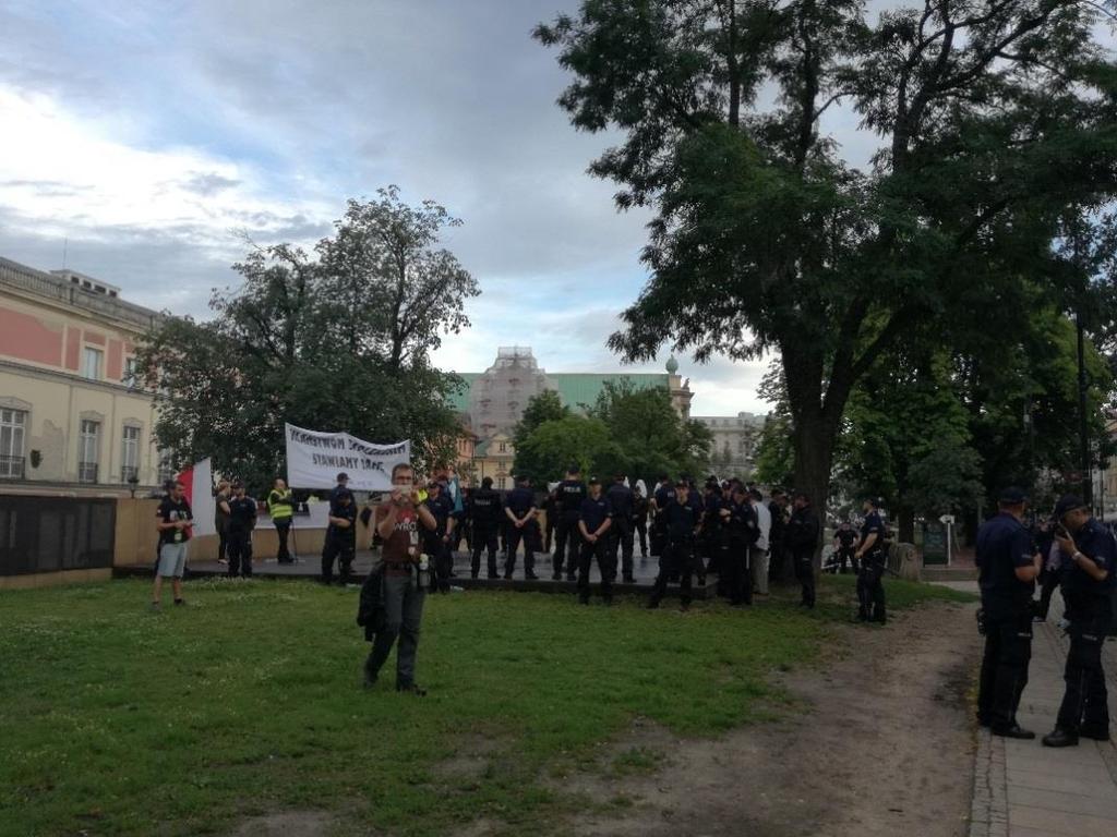 4. ZGROMADZENIE STOWARZYSZENIA NA RZECZ DEMOKRACJI TAMA CHARAKTERYSTYKA I PRZEBIEG ZGROMADZENIA Zgromadzenie stacjonarne na skwerze Hoovera. O godz. 18:40 w zgromadzeniu uczestniczyło 8 osób.