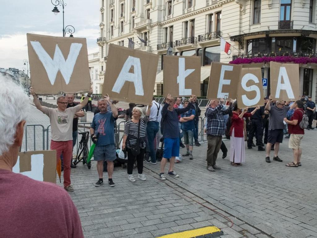 Zdjęcie z godziny 19:13 Podczas zgromadzenia wznoszone były następujące okrzyki: "Wolność, równość,