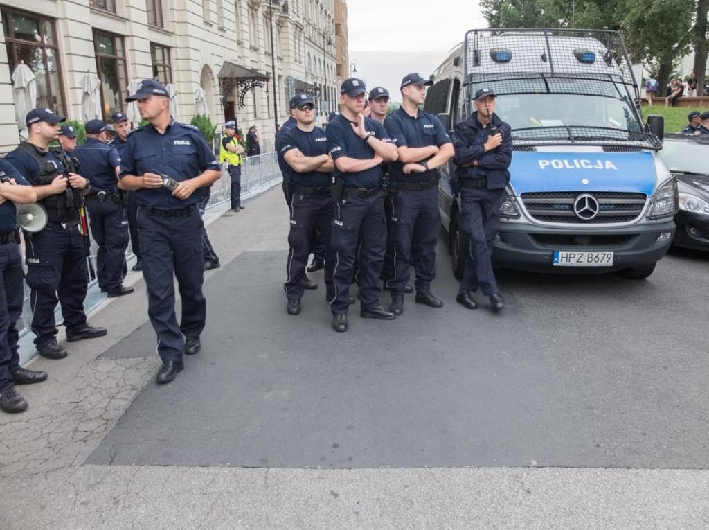 Dodatkowe oddziały policji za Hotelem Bristol, zdjęcie z godziny 20:34 W trakcie zgromadzenia obserwatorzy zauważyli legitymowanie