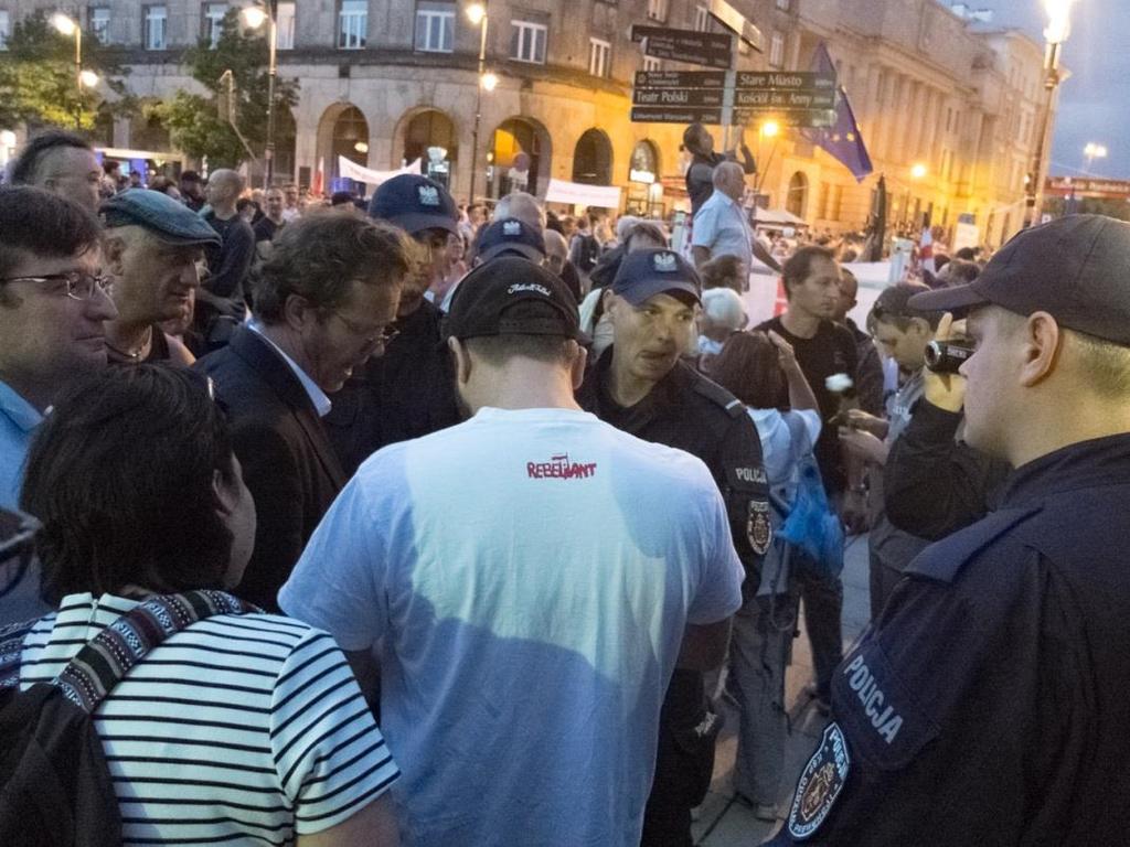 O godz. 21:23 policjanci legitymowali mężczyznę w koszulce z napisem Rebeliant. Obok pojawił się prawnik, który zaoferował wsparcie dla zatrzymanego.