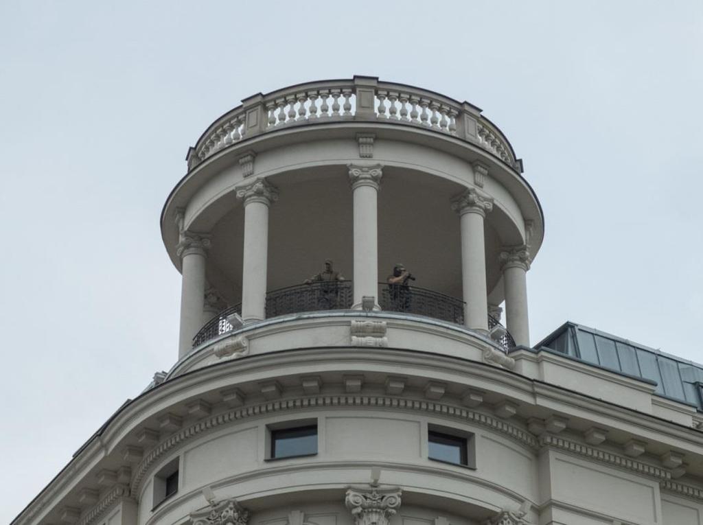 Dwie osoby z zasłoniętymi twarzami na tarasie widokowym Hotelu