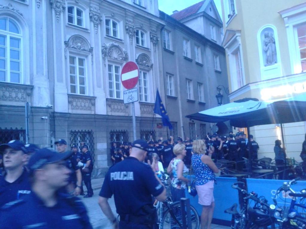 KONTAKT MIĘDZY UCZESTNIKAMI ZGROMADZENIA CYKLICZNEGO A UCZESTNIKAMI POZOSTAŁYCH ZGROMADZEŃ Zarówno uczestnicy zgromadzenia cyklicznego, jak i osoby kontrdemonstrujące były od siebie w zasięgu wzroku