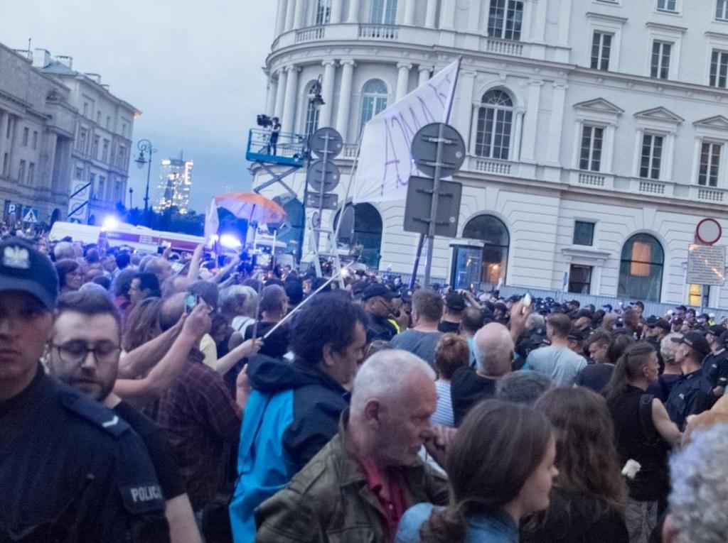 W kilku miejscach barierki ustawiono w taki sposób, że pozostawiono jedynie wąskie przejście o szerokości około 1 metra, co uniemożliwiało przejście osobom z niepełnosprawnościami lub z wózkami