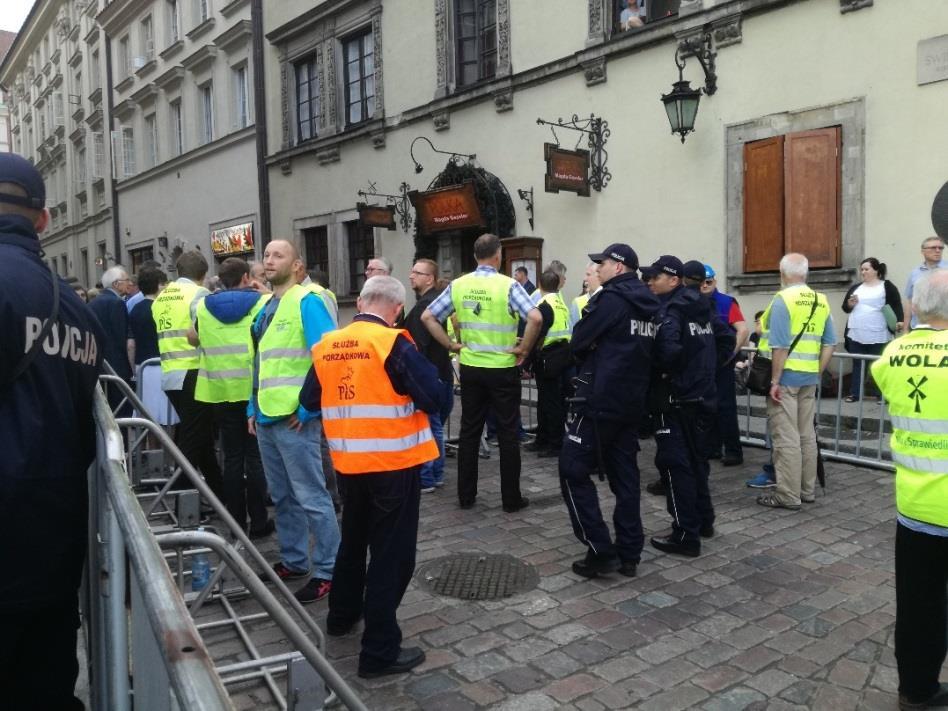 Służba porządkowa PiS i Policja, zdjęcie z godziny 18:25 O godz.