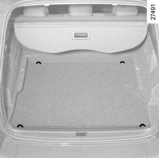 Zależnie od wersji pojazdu, siatka przytrzymująca bagaże na podłodze, umieszczona w schowku pod fotelem pasażera, jest mocowana w tych zaczepach.